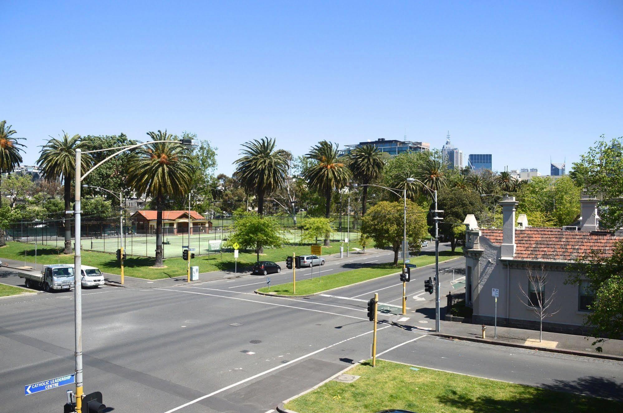 Birches Serviced Apartments Melbourne Exterior photo